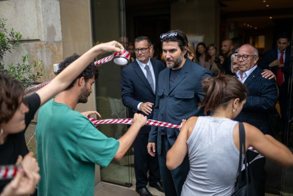 Manifestantes precintando un hotel, con clientes dentro, en Barcelona