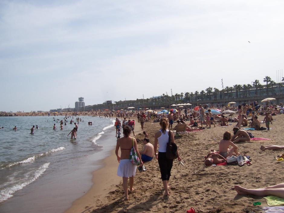 Playa de la Barceloneta, una de las más masificadas