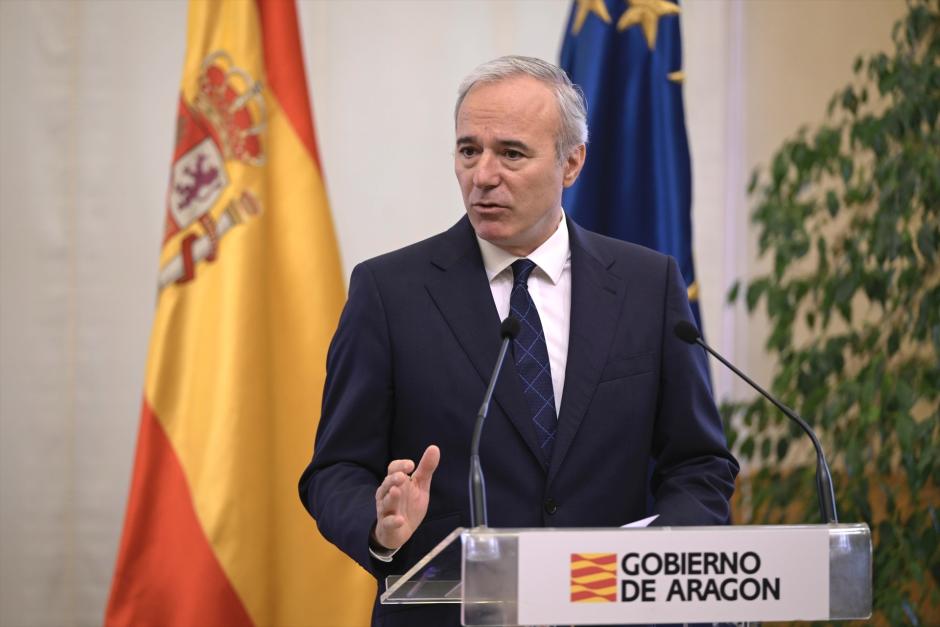 El presidente del Gobierno de Aragón, Jorge Azcón, ofrece una rueda de prensa, en el Edificio Pignatelli, a 12 de julio de 2024, en Zaragoza, Aragón (España). Azcón ha informado sobre las modificaciones realizadas en el Gobierno de Aragón tras la renuncia de los consejeros de VOX. Ayer, 11 de julio, el líder de VOX, Santiago Abascal, anunció la decisión de que dimitirán de sus cargos los vicepresidentes y miembros de gobierno de las comunidades autónomas en las que haya un pacto de gobernabilidad entre los dos partidos, y que pasarán en ellas de gobernar en coalición a ejercer una oposición "leal y contundente".
12 JULIO 2024;VOX;PP;PARTIDO POPULAR;RUPTURA;MENAS
Marcos Cebrián / Europa Press
12/7/2024