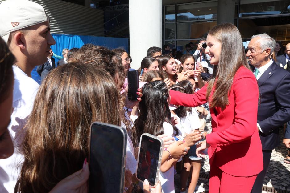 Doña Leonor, acompañada por Rebelo de Sousa, saluda a un grupo de niños