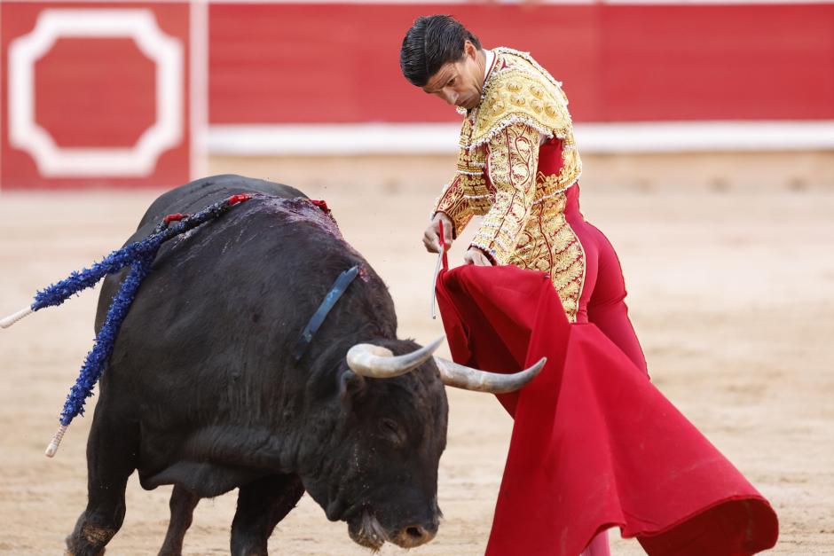 Pablo Aguado con el primero de su lote, al que cortó una oreja