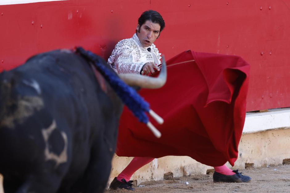 Cayetano comenzó su faena sentado en el estribo