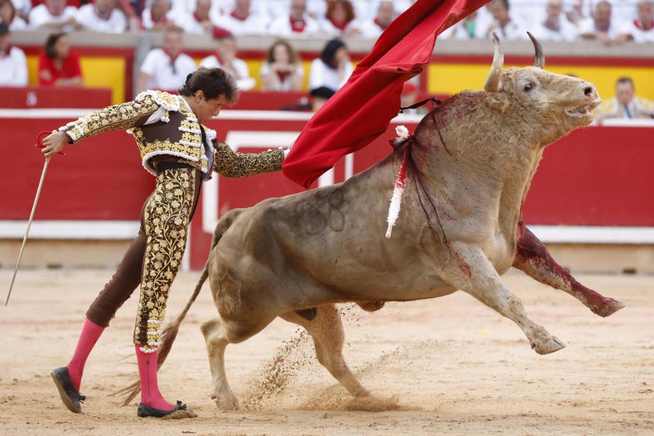 Pase de pecho de Roca Rey a su segundo toro, un jabonero sucio d nombre Omeya