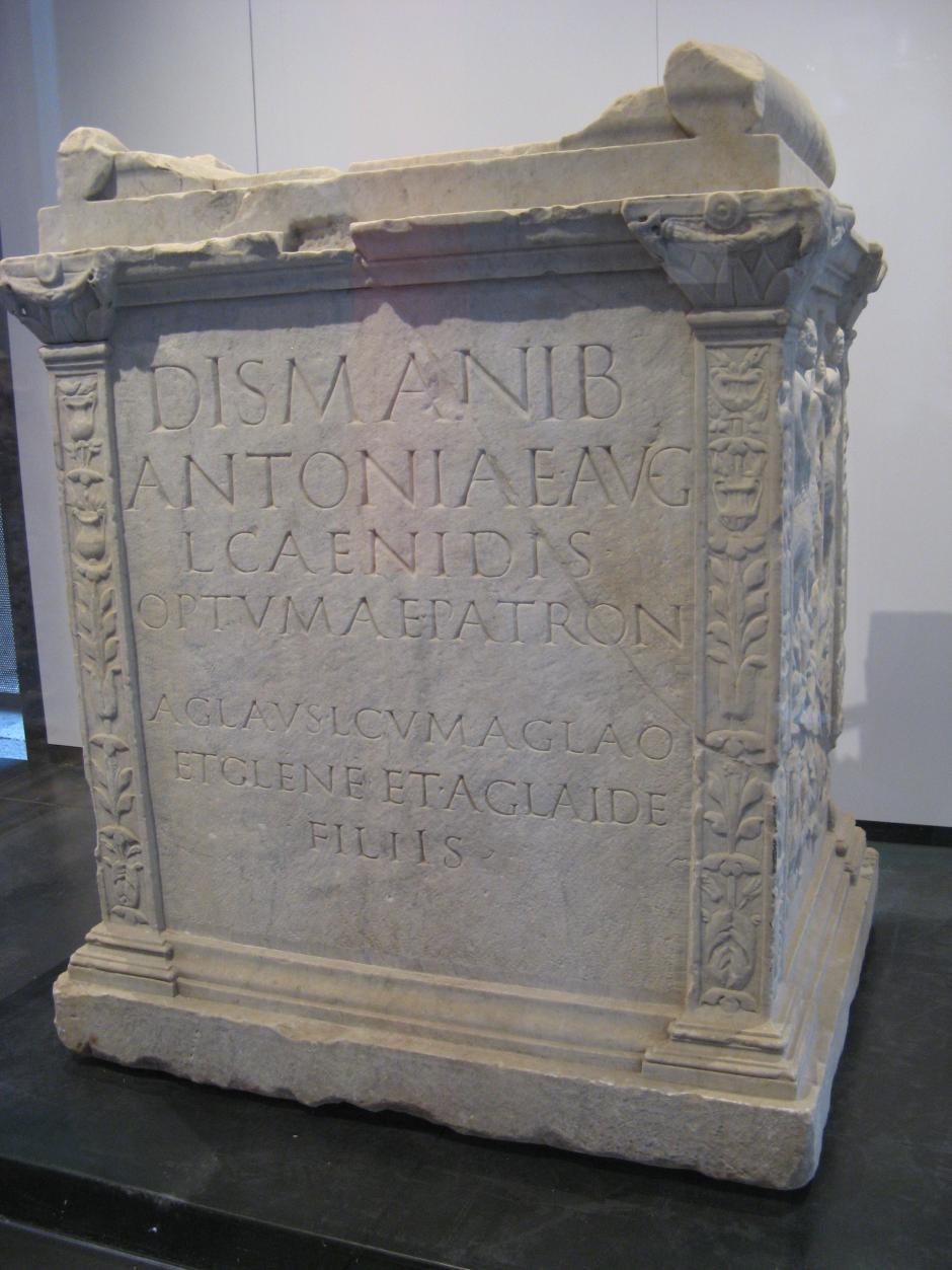 Altar funerario de Antonia Cenis