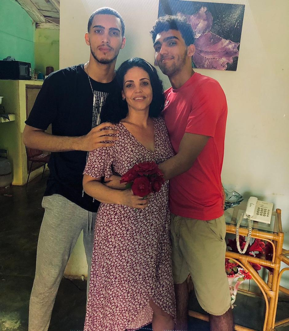 Angélica Garrido, expresa política cubana junto a sus hijos Maikel David y Yonatán