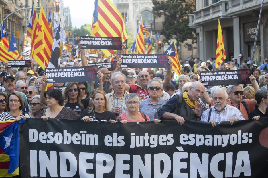 Un momento de la manifestación convocada hoy sábado en Barcelona por Assemble Nacional Catalana bajo el lema "Desobedezcamos a los jueces españoles.Independencia´. EFE/Marta Pérez