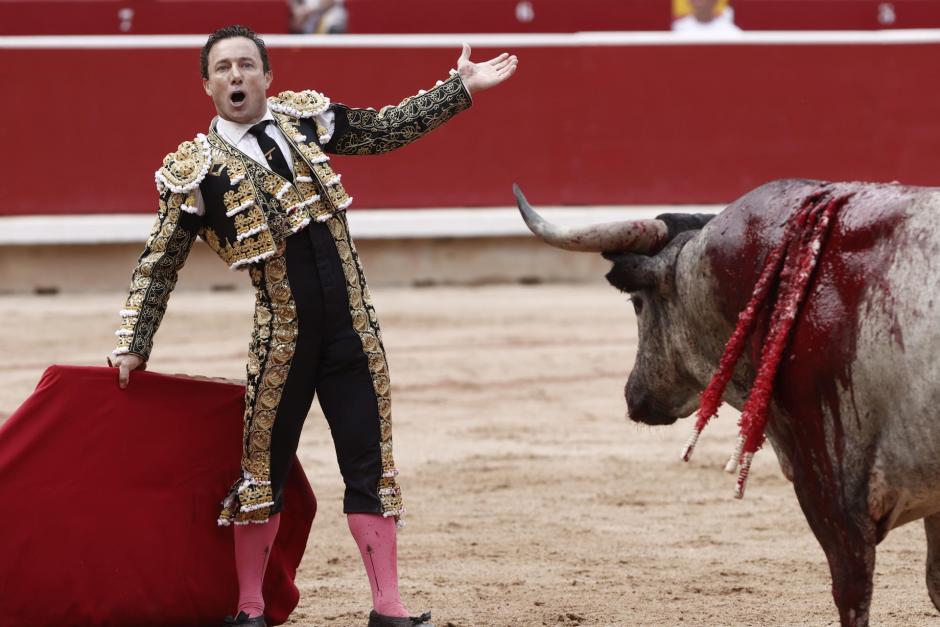 Desplante de Rafaelillo al primero de su lote. Su faena fue premiada con una oreja