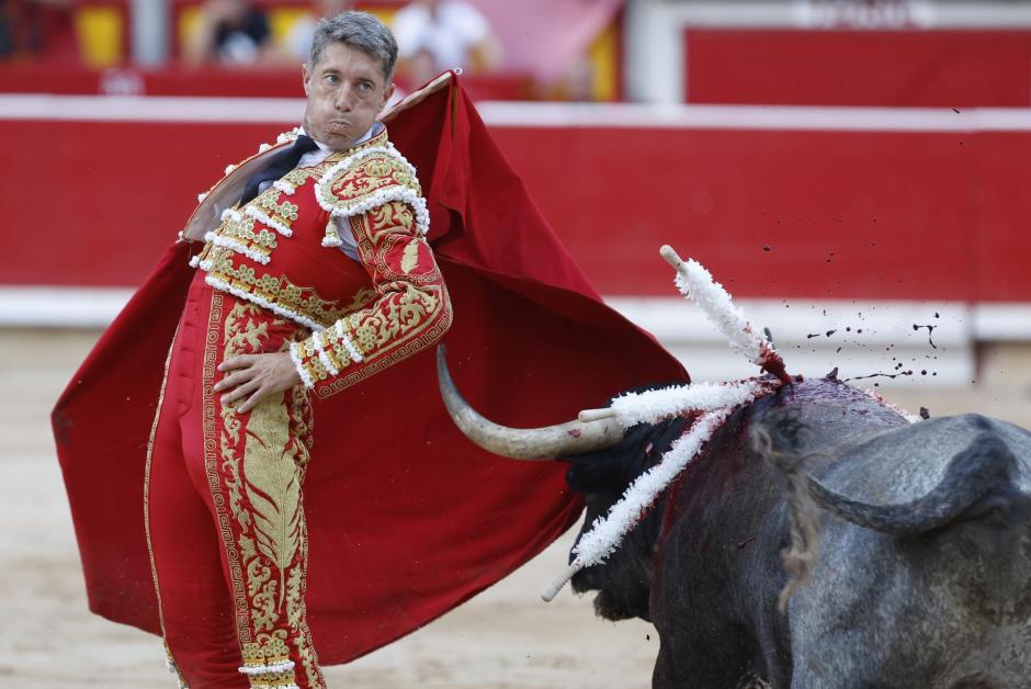 Manuel Escribano con el quinto de la tarde, al que cortó una oreja