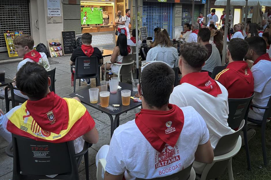 Aficionados animan a la selección española de fútbol en Pamplona en, plenos Sanfermines