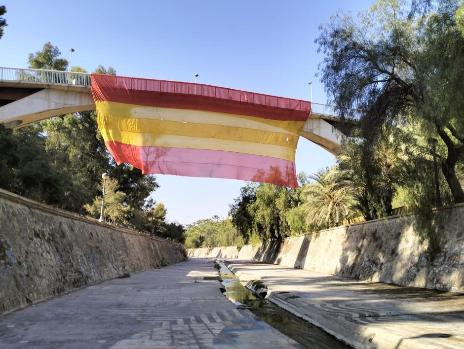 La bandera de España gigante colgada en la pasarela de Elche