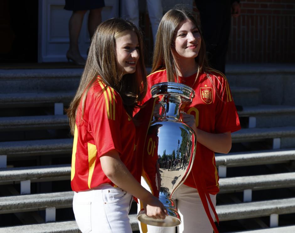 La Princesa de Asturias y la Infanta Sofía, con la Copa de la Selección Española