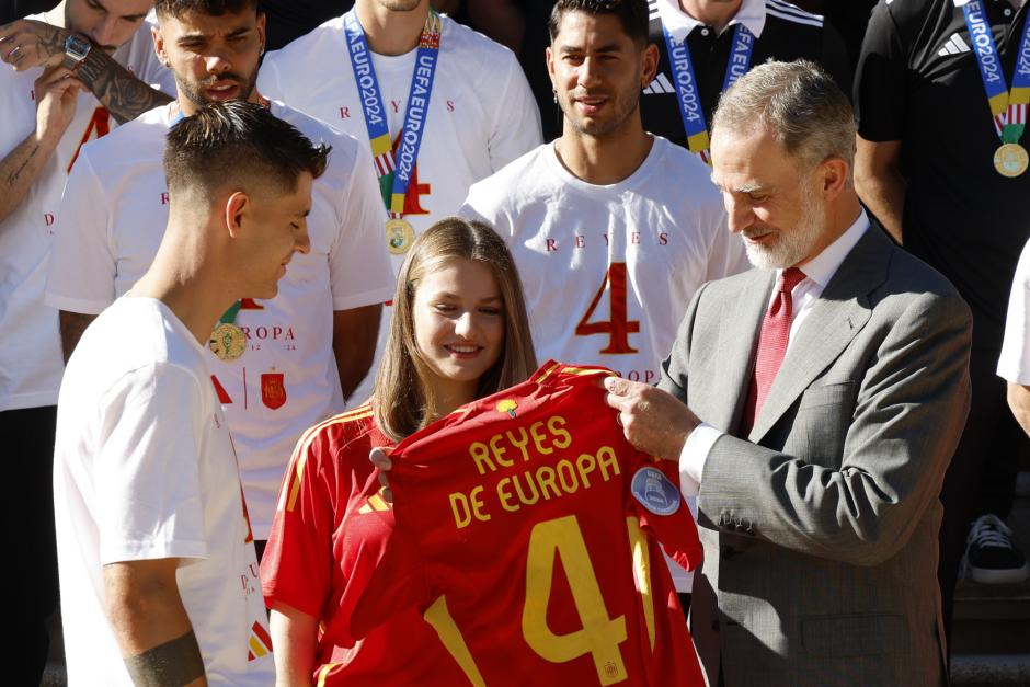 El Rey contempla ante la Princesa la camiseta de la Selección Española que le han regalado