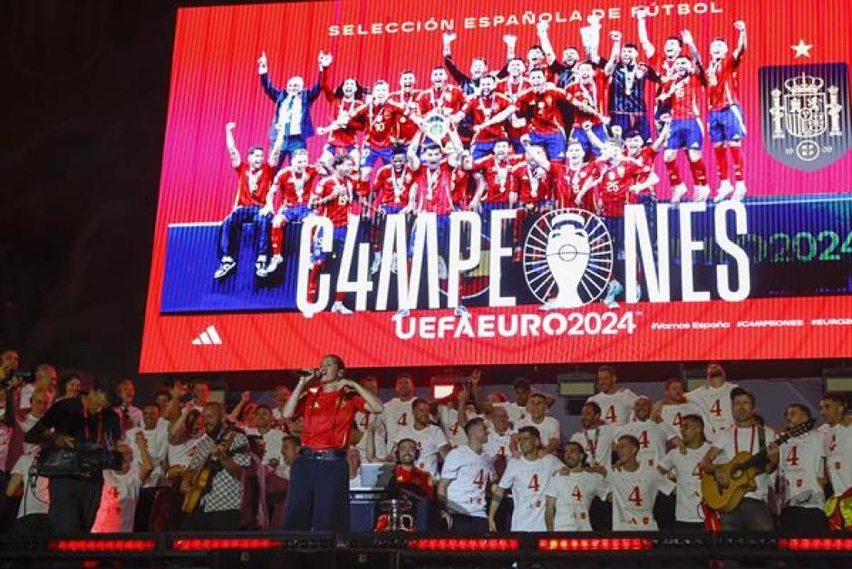 La cantante Isabel Aaiún en su actuación junto a los jugadores de la selección española durante la celebración este lunes en Cibeles del título de campeones de la Eurocopa