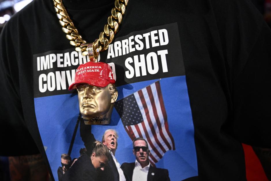 Imagen de una camiseta con la imagen de Donald Trump tras el intentado de asesinato en Pensilvania