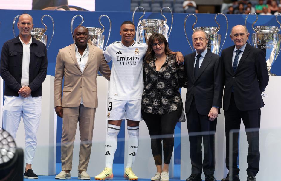 Kylian Mbappé junto a su familia, Florentino Pérez, Pirri y Zidane en su presentación como nuevo jugador del Real Madrid