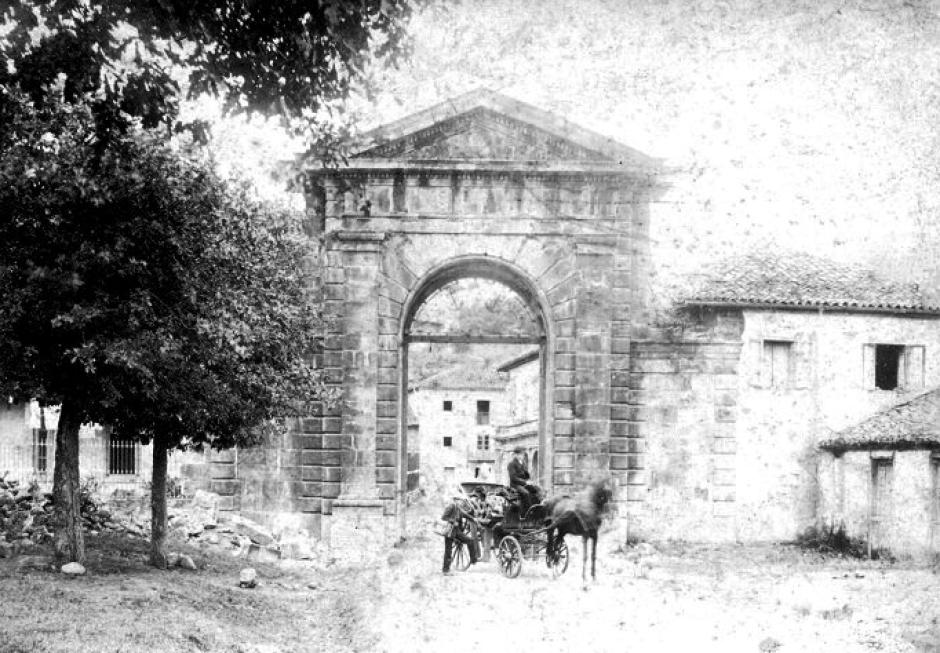 Arco de acceso a la Real Fábrica en 1890, cuando esta ya se hallaba abandonada