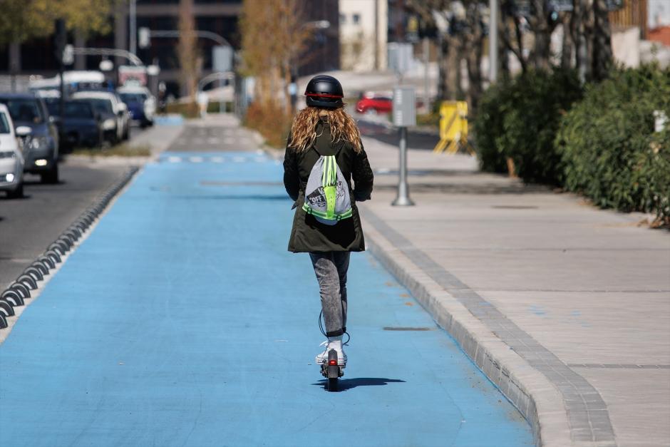 Una chica circula por el carril bici de la Castellana