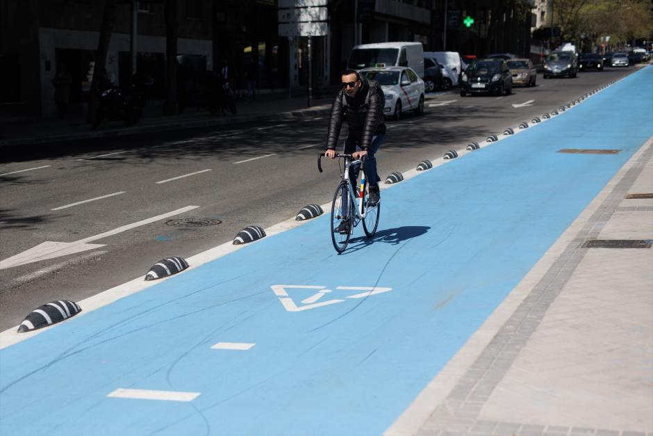 Un ciclista circula por el carril bici de la Castellana