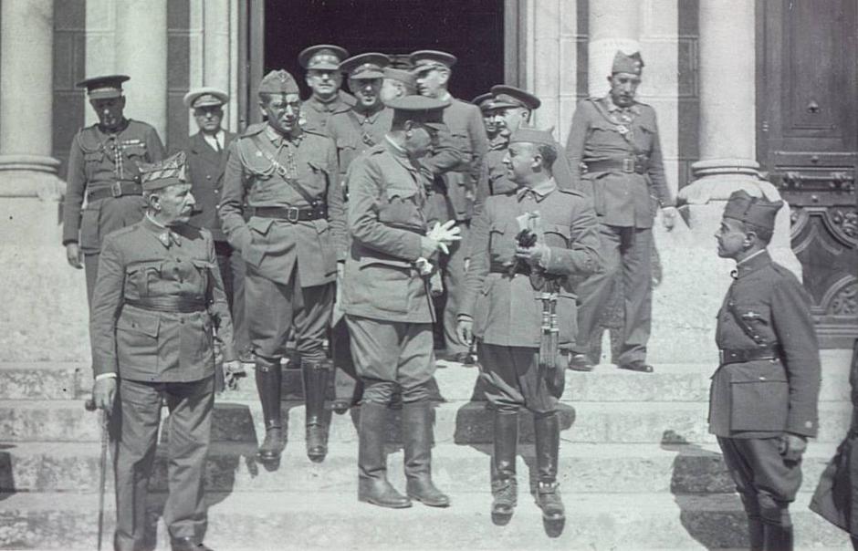 El general Mola y el general Franco junto con otros generales sublevados