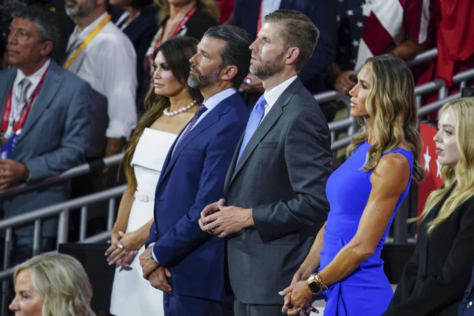 Milwaukee (United States), 15/07/2024.- Eric Trump (C), son of former President Donald J. Trump, his wife Lara Trump (2-R), Kimberly Guilfoyle (L), Donald Trump Jr. (2-L), and Tiffany Trump (R) attend the evening session of the Republican National Convention (RNC) at the Fiserv Forum in Milwaukee, Wisconsin, USA, 15 July 2024. The convention comes just a few days after a 20-year-old Pennsylvania man attempted to assassinate former President and current Republic presidential nominee Donald Trump. (Estados Unidos) EFE/EPA/SHAWN THEW