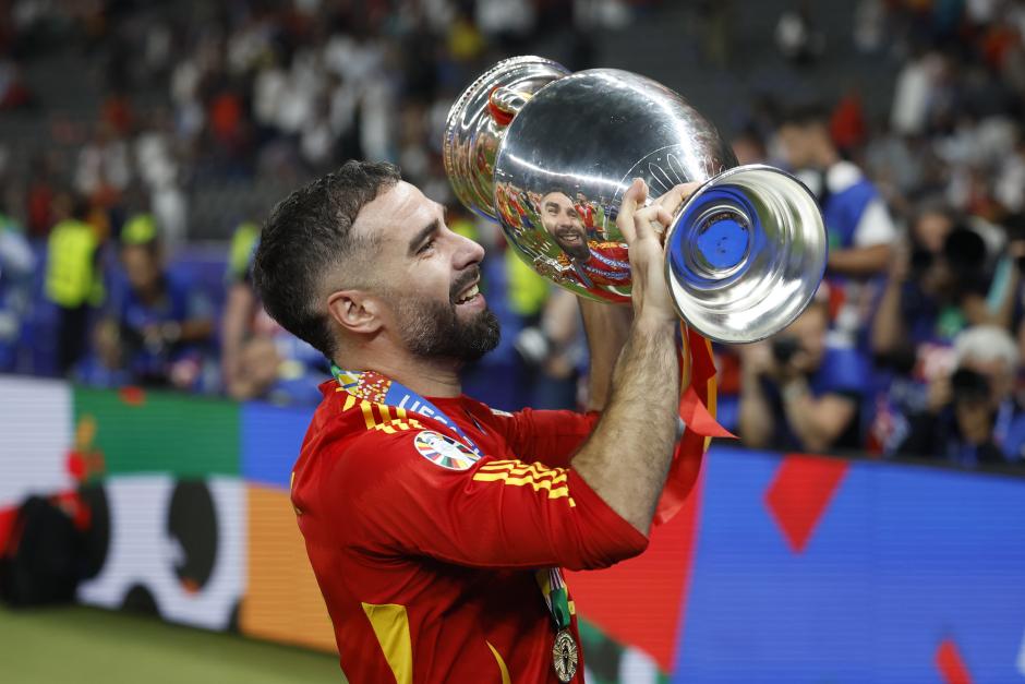 Dani Carvajal, celebra su victoria en la final de la Eurocopa tras derrotar por 2-1 a Inglaterra