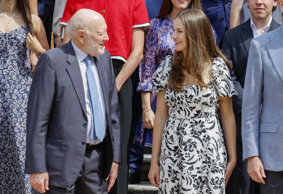 La Princesa de Asturias con Alberto Aza, que era feje de la Casa del Rey cuando la Heredera de la Corona nació