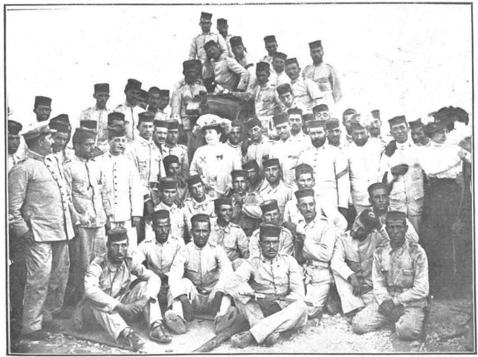 Colombine, fotografiada en el verano de 1909 en Melilla por Goñi, durante la Guerra de Melilla, rodeada de oficiales y soldados de artillería