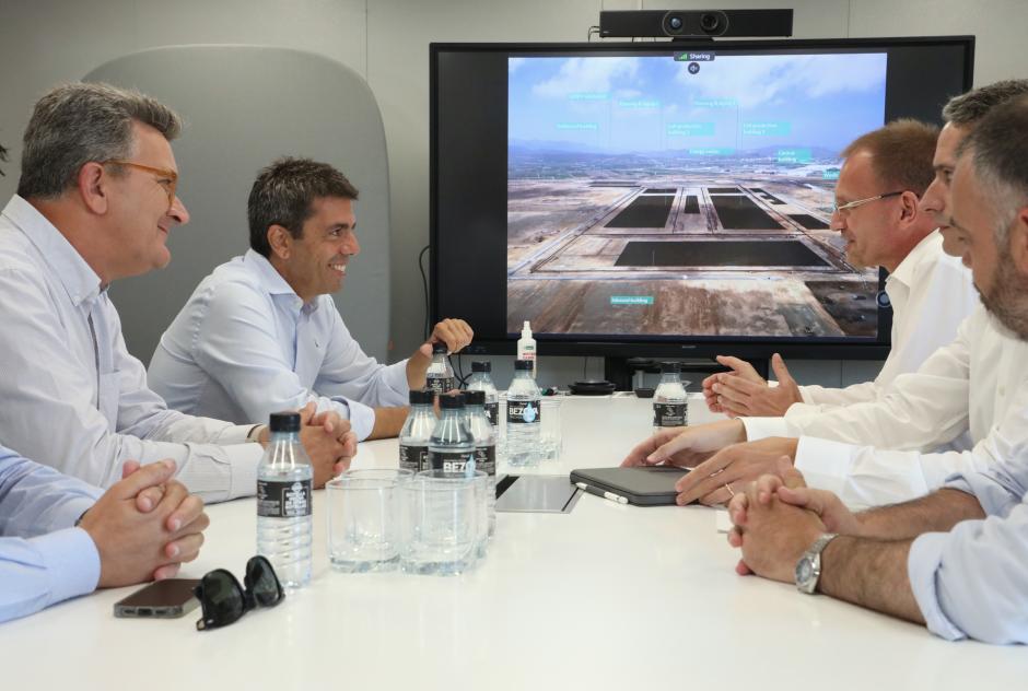 Carlos Mazón en su visita a la gigafactoria de Sagunto, Valencia