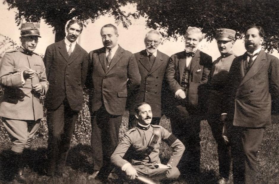 Miguel de Unamuno junto a los acompañantes de su viaje al frente italiano. Septiembre de 1917 [CMU, Universidad de Salamanca]