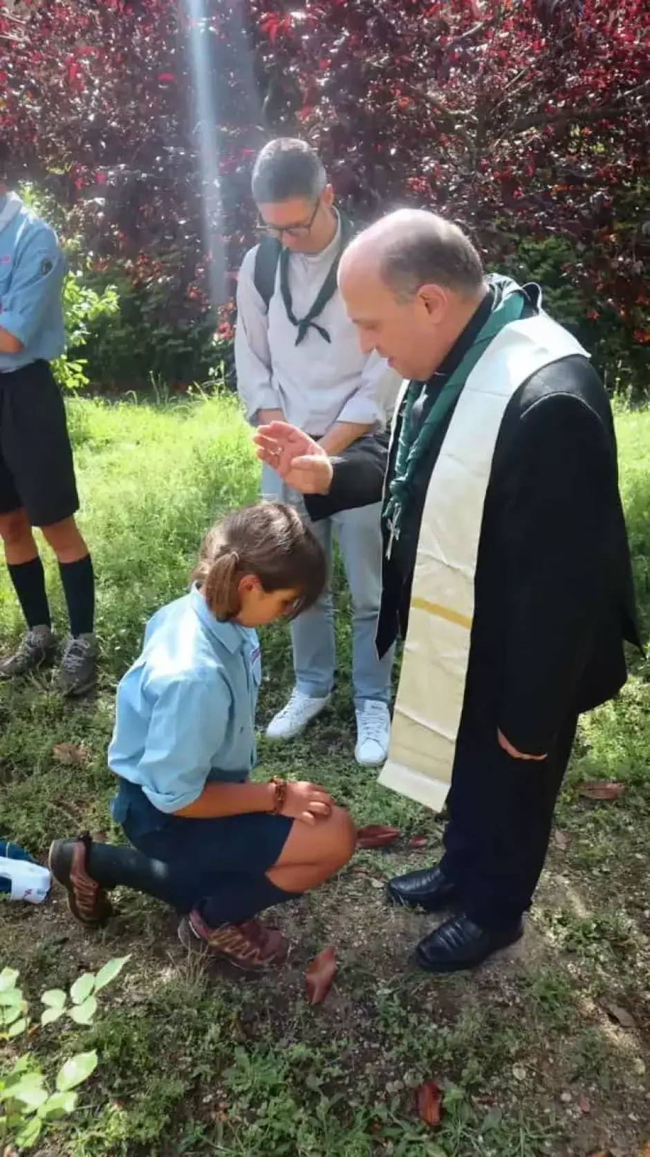 El arzobispo de Santiago de Compostela, monseñor Francisco José Prieto, bendice a una scout