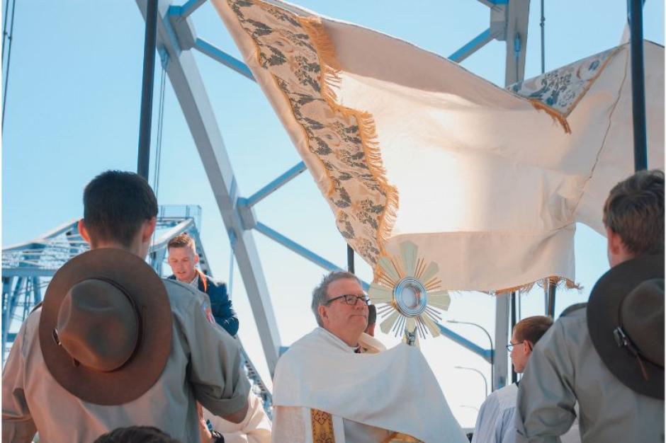 El obispo Robert Barron bendiciendo con el Santísimo expuesto, durante la peregrinación eucarística nacional