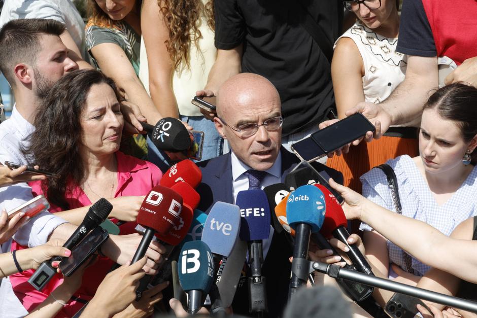 El diputado de Vox, Jorge Buxadé, atiende a la prensa a las puertas de los juzgados de Plaza de Castilla