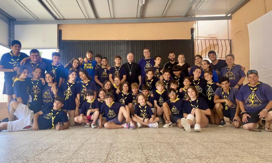 El obispo de Almería, monseñor Antonio Gómez Cantero, en su visita de hace unos días al campamento