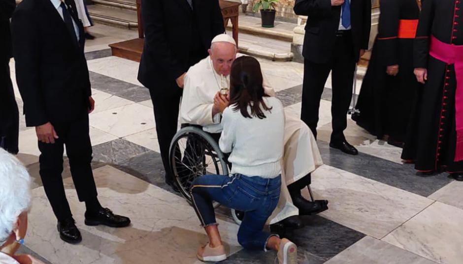 Victoria le ofrece mate al Papa en la basílica de Santa María La Mayor