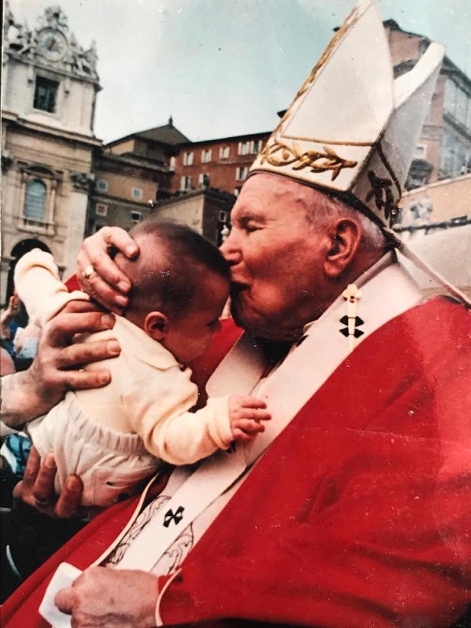 El Papa Juan Pablo II con Diego, en 2004