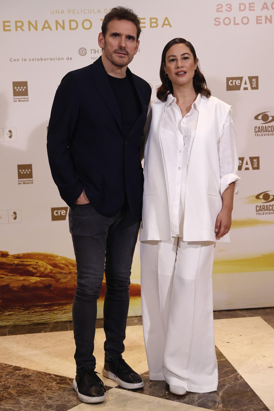 MADRID, 19/07/2024.- Aida Folch (d), protagoniza junto a Matt Dillon (i) la nueva película de Fernando Trueba, 'Isla perdida', una historia de amor de dos personajes que huyen de su pasado y se encuentran en una isla griega, que se estrena el próximo 23 de agosto y que el equipo presenta este viernes en Madrid. EFE/ J P Gandul