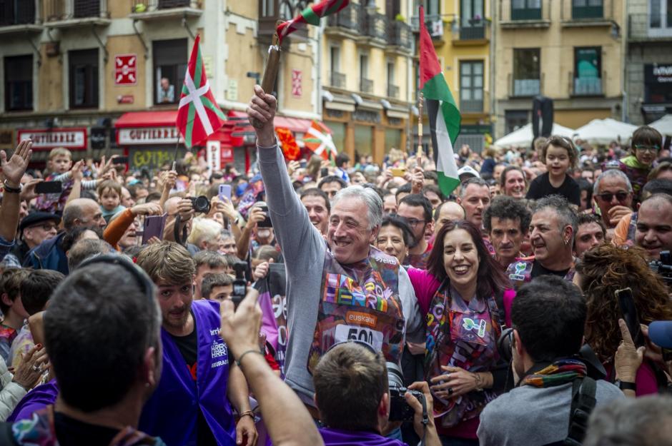 Asirón portó el testigo de la 'Korrika', una carrera en favor del euskera que suele exhibir fotos de etarras