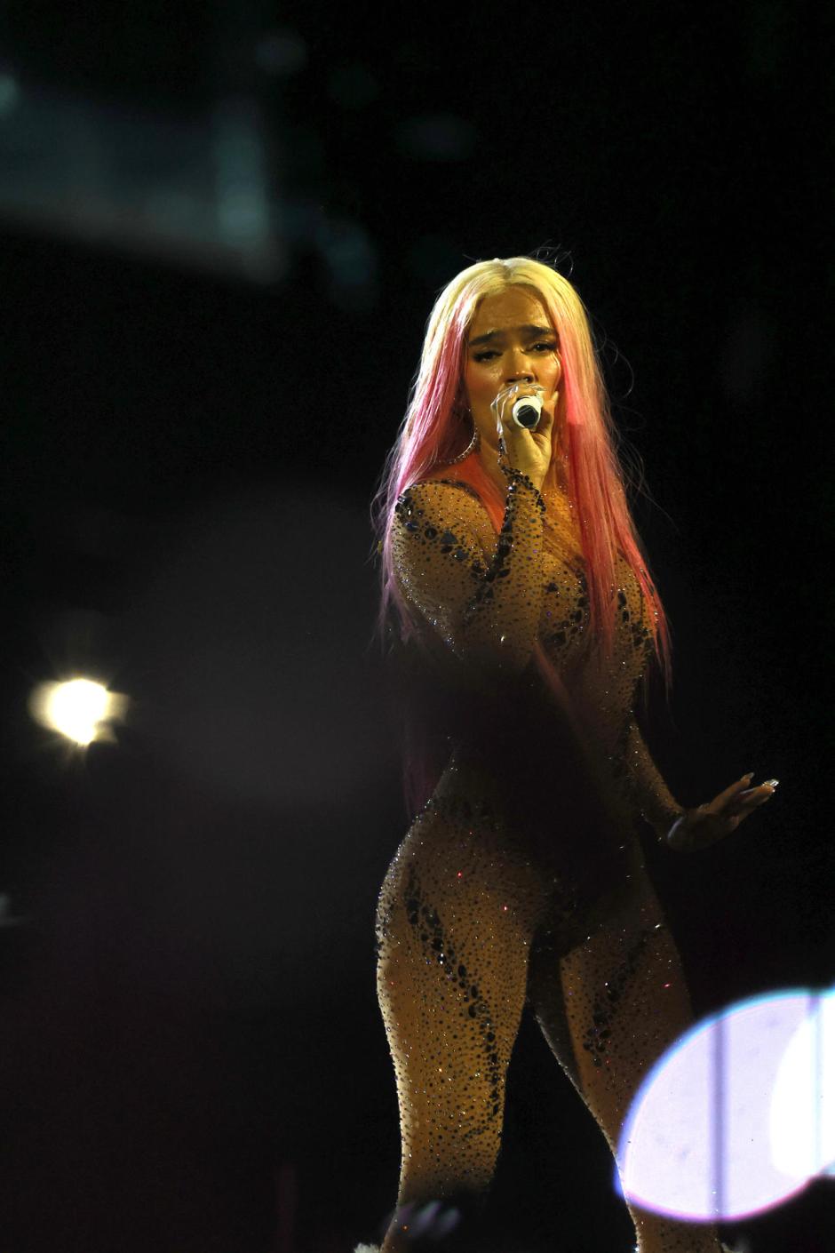 MADRID, 20/07/2024.- La cantante y compositora colombiana Karol G durante su actuación hoy sábado en el estadio Santiago Bernabéu, en Madrid. EFE / J.P.Gandul.