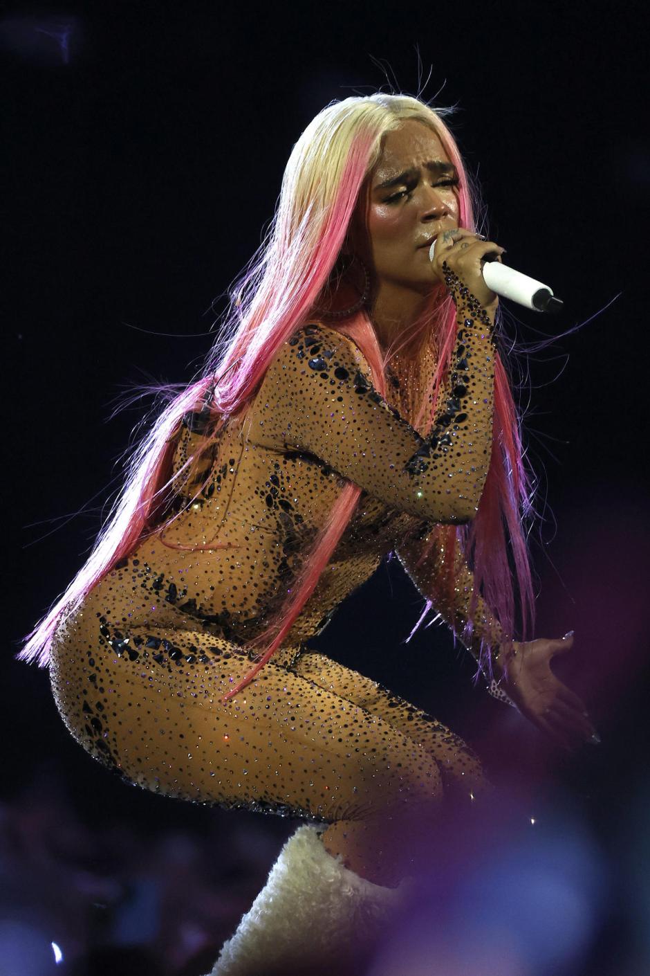 MADRID, 20/07/2024.- La cantante y compositora colombiana Karol G durante su actuación hoy sábado en el estadio Santiago Bernabéu, en Madrid. EFE / J.P.Gandul.