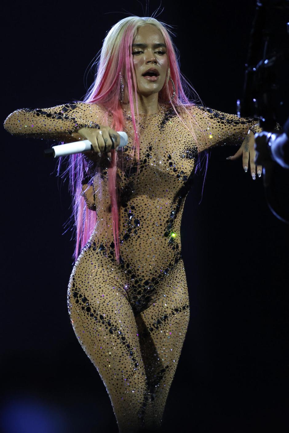 MADRID, 20/07/2024.- La cantante y compositora colombiana Karol G durante su actuación hoy sábado en el estadio Santiago Bernabéu, en Madrid. EFE / J.P.Gandul.