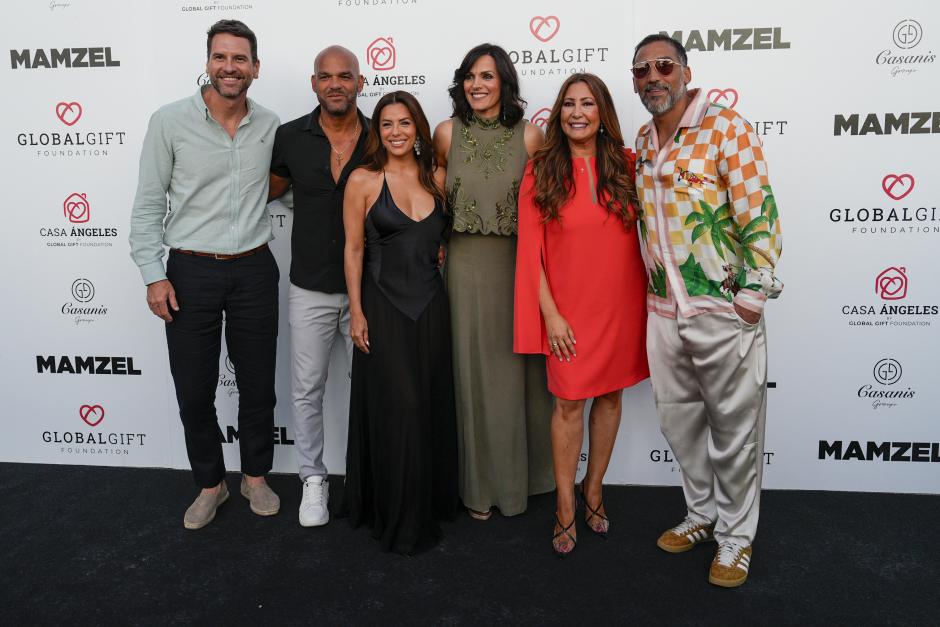 Marbella (Málaga), 20/07/2024.- (i-d) Los actores, Miguel de Miguel y el puertorriqueño Amaury Nolasco, la actriz estadounidense Eva Longoria, la modelo Eva Pedraza, la empresaria Maria Bravo y el empresario Zazou Belounis a su llegada a la cena The Global Gift hoy sábado en la localidad malacitana de Marbella. EFE/ Juan Carlos Domínguez.