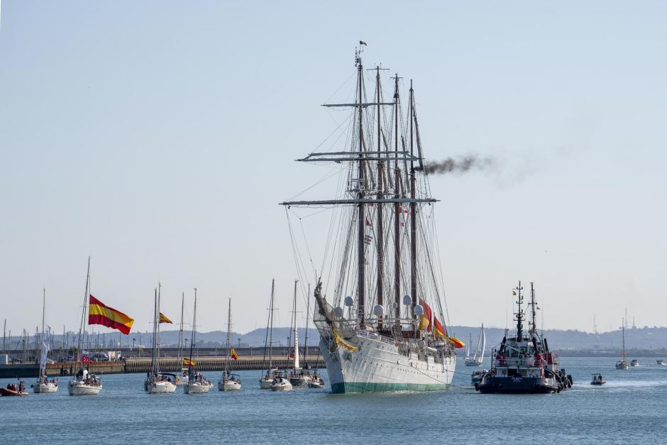 El buque escuela Elcano a su llegada al puerto de Cádiz