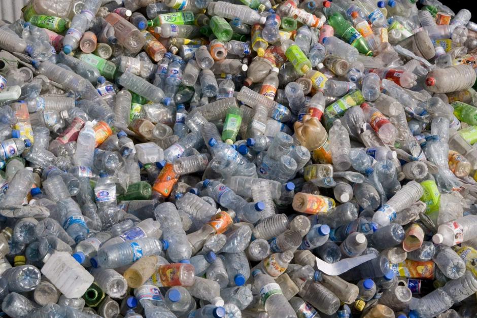 Millones de botellas de plástico en un vertedero