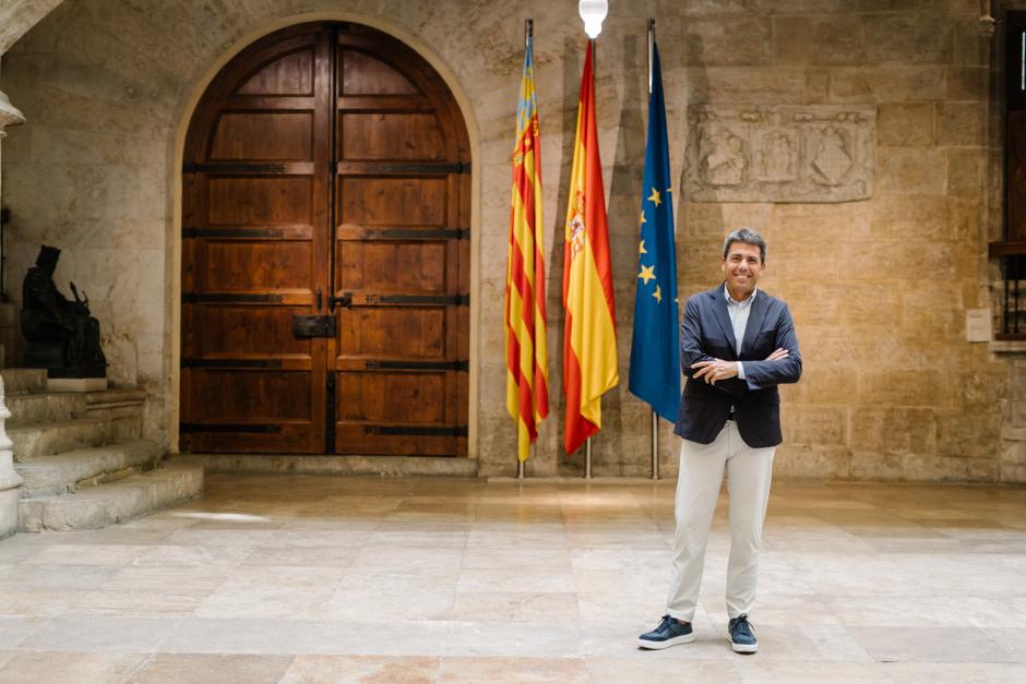 Mazón posa para El Debate, en Valencia