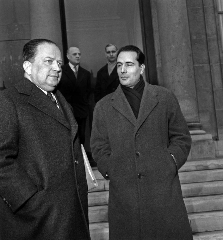 Robert Lacoste y Francois Mitterrand en 1956