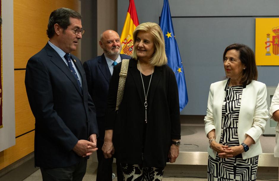 La ministra de Defensa, Margarita Robles; el presidente de CEOE, Antonio Garamendi; la presidenta de la Fundación CEOE, Fátima Báñez