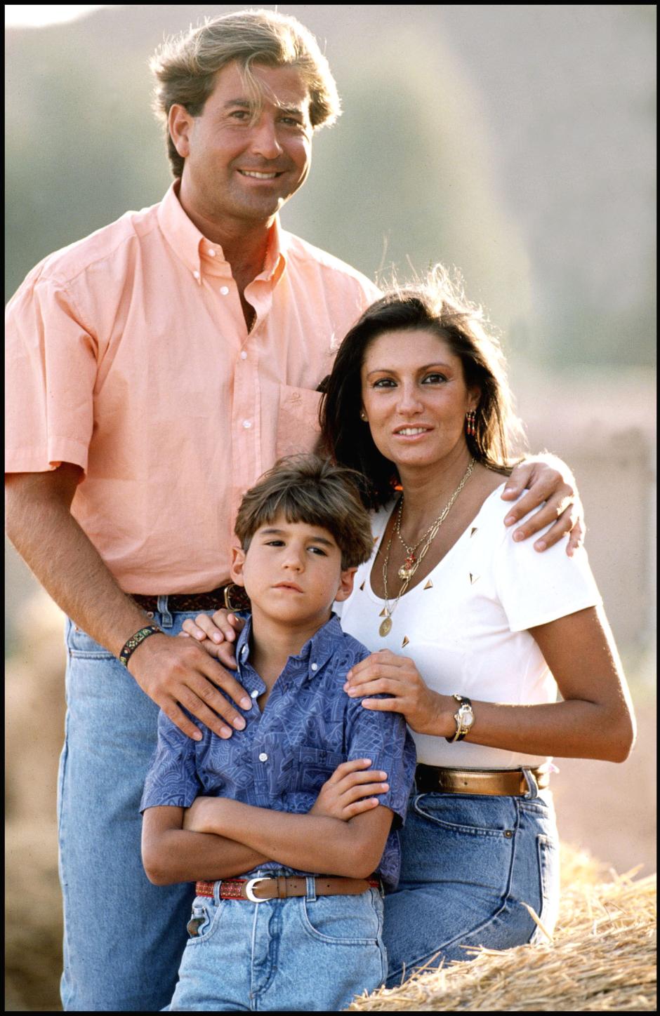 CARMEN ORDO¿EZ CON SU MARIDO JULIAN CONTRERAS Y SU HIJO JULIAN CONTRERAS ORDO¿EZ POSANDO EN EL CAMPO
* EXCLUSIVA
AH / © KORPA
198*
ESPA¿A *** Local Caption *** EXCLUSIVE PICTURES TO CARMEN ORDO¿EZ WITH HER HUSBAND JULIAN CONTREAS AND THEIR SON JULIAN CONTRERAS ORDO¿EZ IN SPAIN