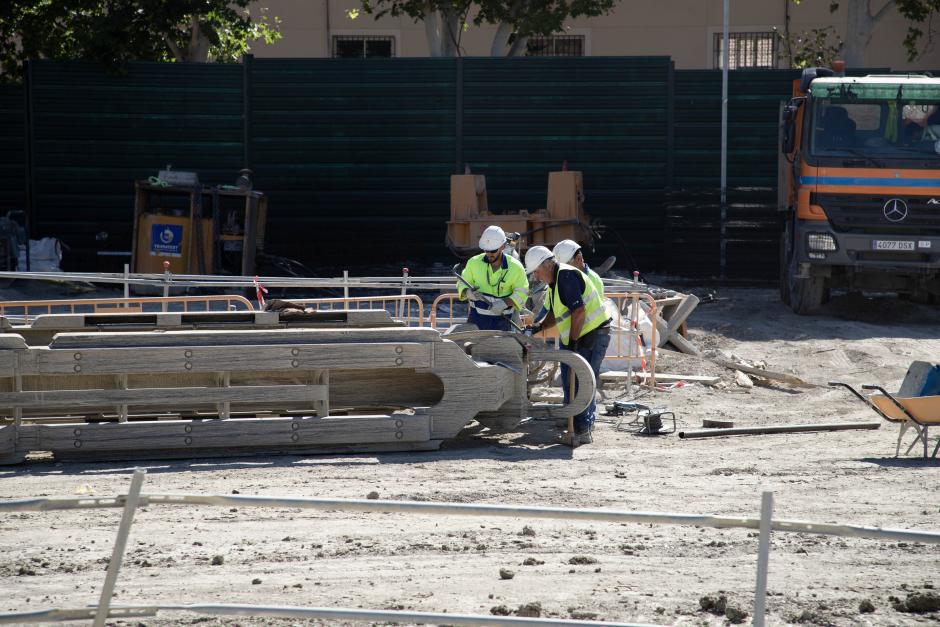 Varios operarios trabajan en las obras de la Línea 11 de Metro