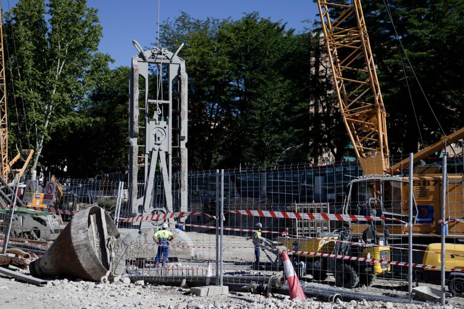 Varios operarios trabajan en las obras de la Línea 11 de Metro