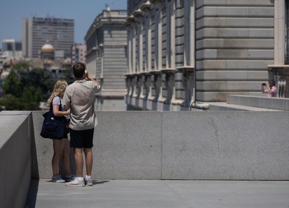 Una pareja de turistas en el centro de Madrid